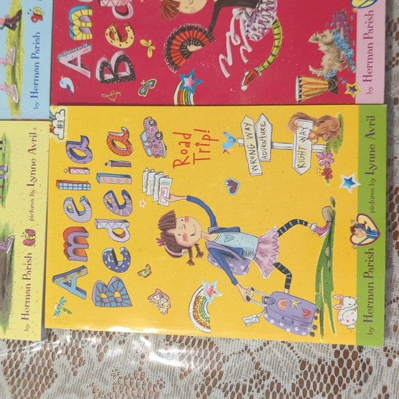 Amelia Bedelia chapter books 4 - Picture 4 of 6